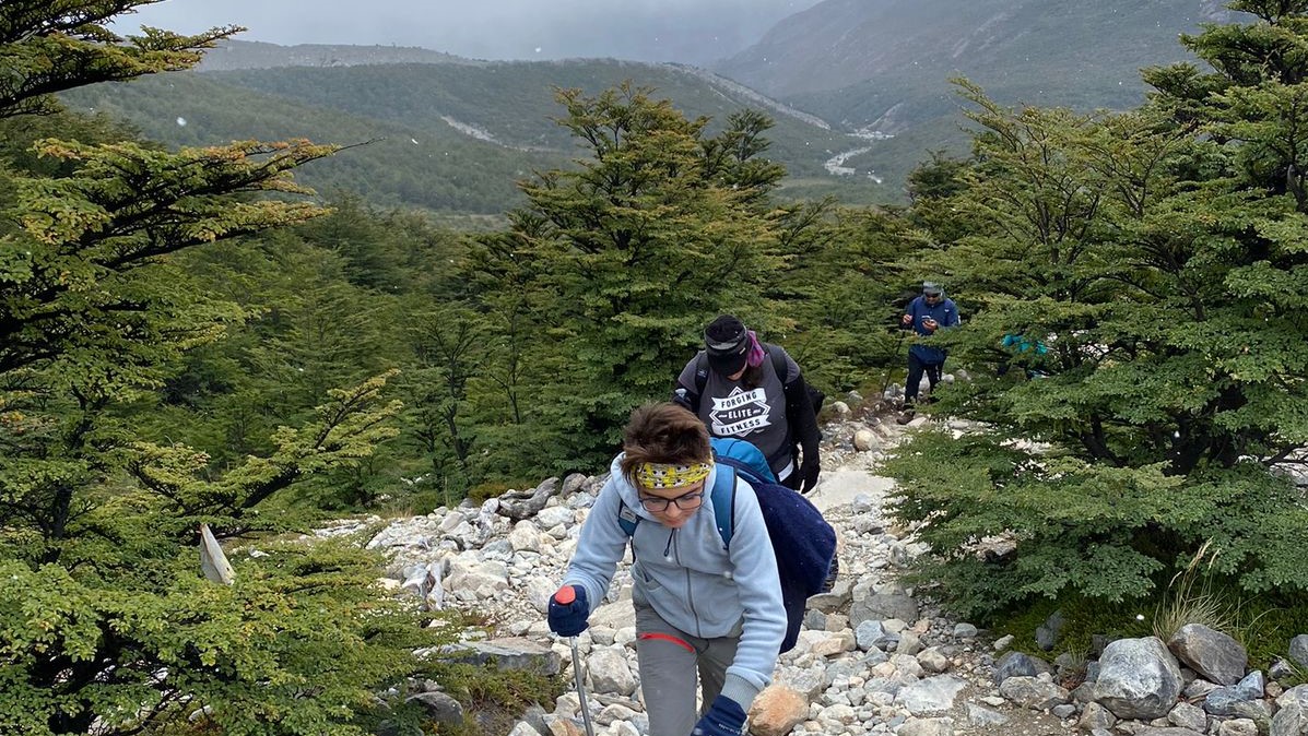 People trekking to Laguna de los Tres